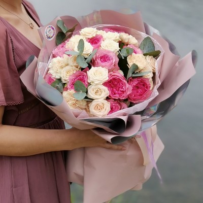 Букет из садовых и кустовых пионовидных роз с ароматными веточками эвкалипта