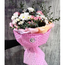 Стильный букет с ромашковыми хризантемами ,кустовыми розами и эвкалиптом
