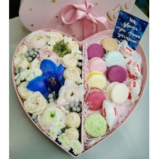 Цветочное сердце в коробке со сладостями