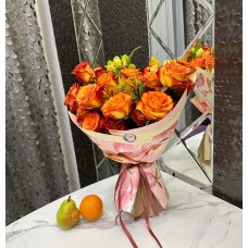  Букет из ярких оранжевых роз с альстромерией