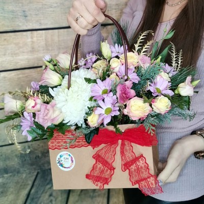 Оригинальная цветочная сумка из хризантем и роз